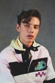 Photo of Louis Partridge image size 2000x3000