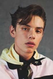 Photo of Louis Partridge image size 2000x3000