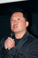 Photo of Lee Han image size 300x450