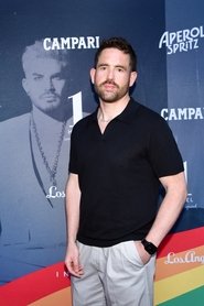 Photo of Andrew Curry image size 1666x2499