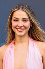 Photo of Madelyn Cline image size 1999x3000