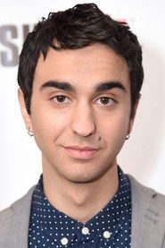 Photo of Alex Wolff image size 509x763