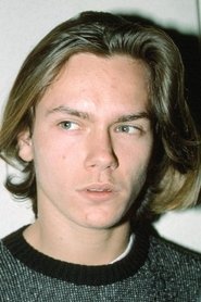 Photo of River Phoenix image size 484x726
