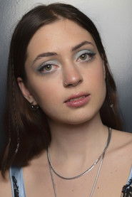 Photo of Lizzy McAlpine image size 1672x2507