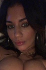 Photo of Holly Peers image size 832x1248