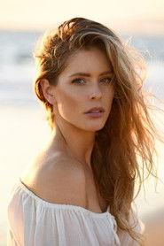 Photo of Jordan Claire Robbins image size 998x1498