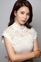 Photo of Park Si-eun image size 300x450