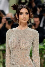 Photo of Emily Ratajkowski image size 525x787