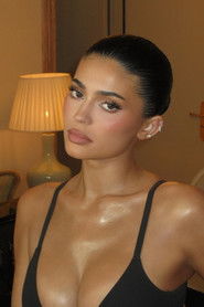 Photo of Kylie Jenner image size 1121x1682