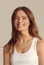 Photo of Freya Allan image size 587x880