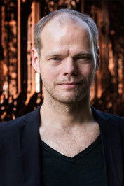 Photo of Peter De Maegd image size 400x600