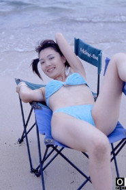 Pervert at the beach: Bikini thief