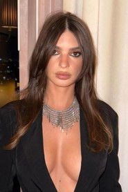 Photo of Emily Ratajkowski image size 960x1440