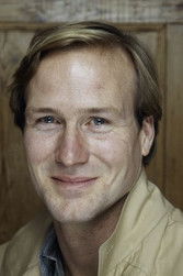 Photo of William Hurt image size 377x566