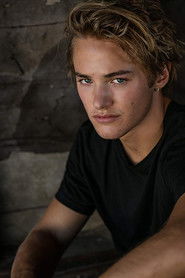 Photo of Mitchell Hoog image size 666x1000