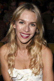 Photo of Julia Dietze image size 2000x3000