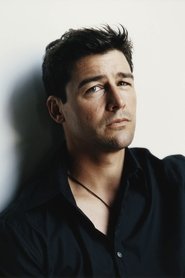 Kyle Chandler as Gary Hobson