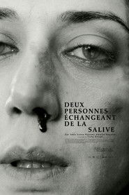 Deux personnes échangeant de la salive