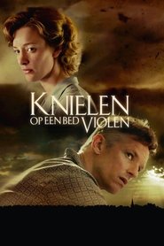 Poster Knielen op een bed violen