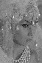 Yvonne Casadei as Lola