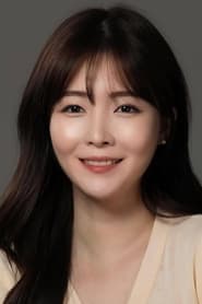 Park Gyu-ri as Yoo-kyung's Friend 2