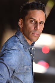 Wilmer Calderon as Det. Daniel Arias