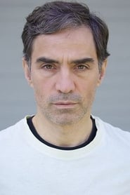 Pablo Bracho as Padre de Sara