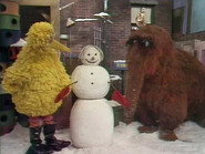Big Bird and Snuffy Make a Snowman (0837)