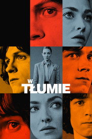 W tłumie (2023)