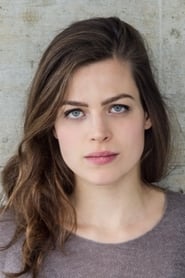 Giulia Goldammer as Mia