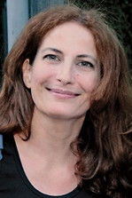 Laura Belsey as Pola