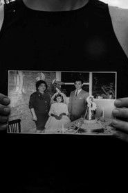 La mujer que colocaba flores en su cabello