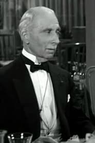 Charles Bayard as le monsieur âgé qui croise Lucie dans la rue