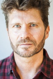 Photo de Dennis Manahan, qui joue Nathan dans Nathan Loves Ricky Martin