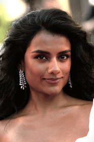Simone Ashley — Fotoğraf 19