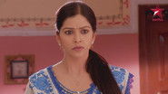 Arnav Gifts a Necklace to Lavanya