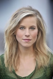 Zoe Weiland as Mia Schreiber