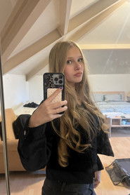 Nina Janssen is Hallie Green