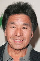 Portrait de Calvin Jung dans le rôle de Mr. Okata