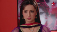 Arnav Helps Khushi