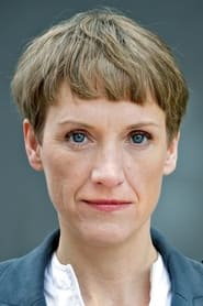 Theresa Berlage as Prof. Sternhagen