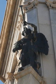 O la chiesa o il campanile