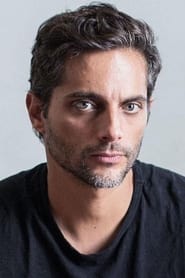 Joaquín Furriel is Ernesto