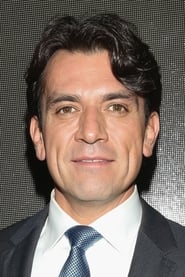 Jorge Salinas is Luis