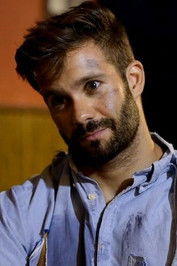 Iván Muñoz as Policía