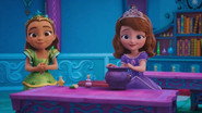 Make a Rainbow Potion with Sofia and Camila