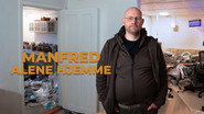 Manfred alene hjemme gallery still