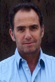 Michael Corrente as Policía