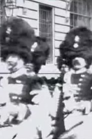 Poster Défilé des vétérans en costumes anciens : II. Vue de près 1899