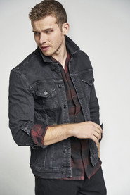 Oliver Stark 683x1024